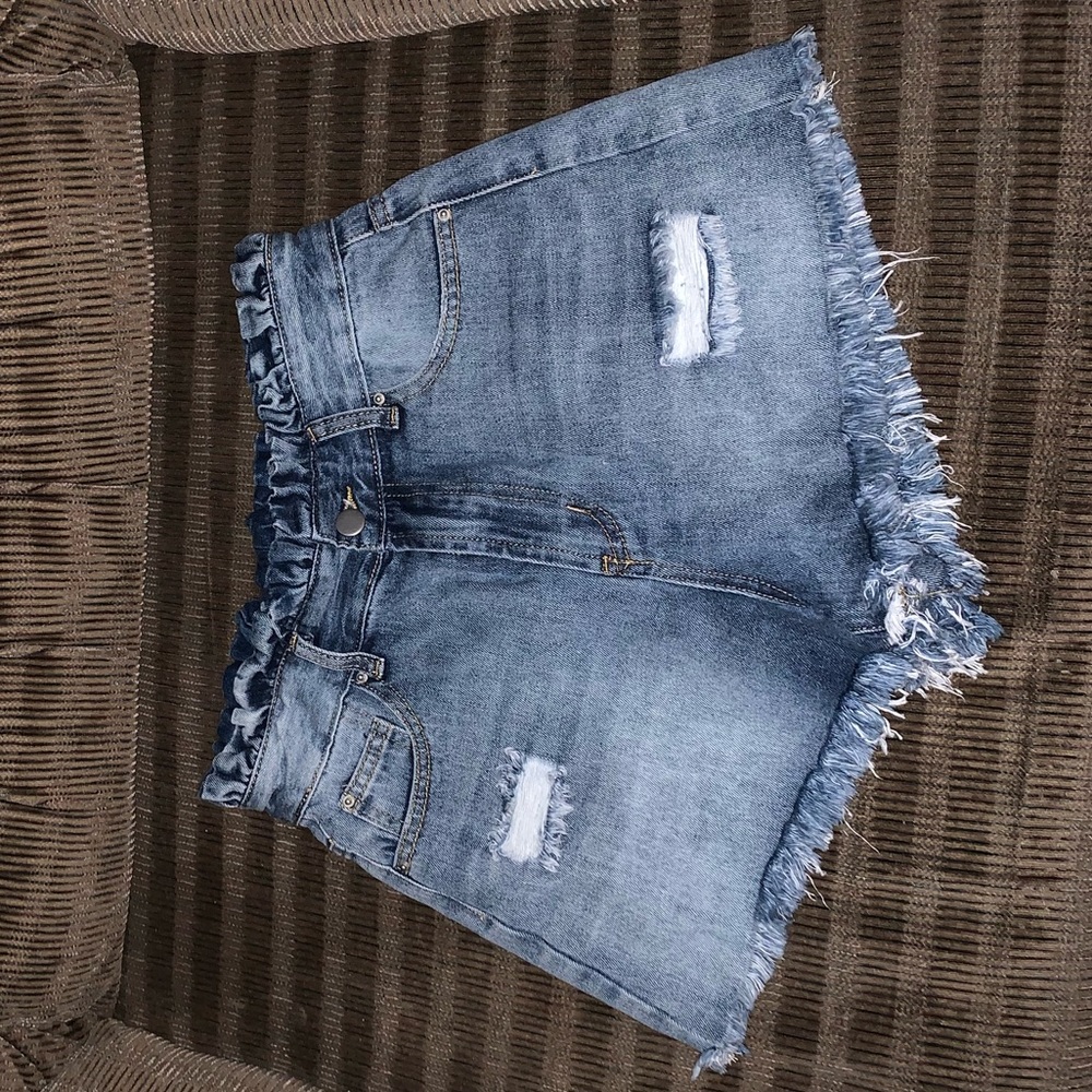 High rise ruffle jean shorts 😍